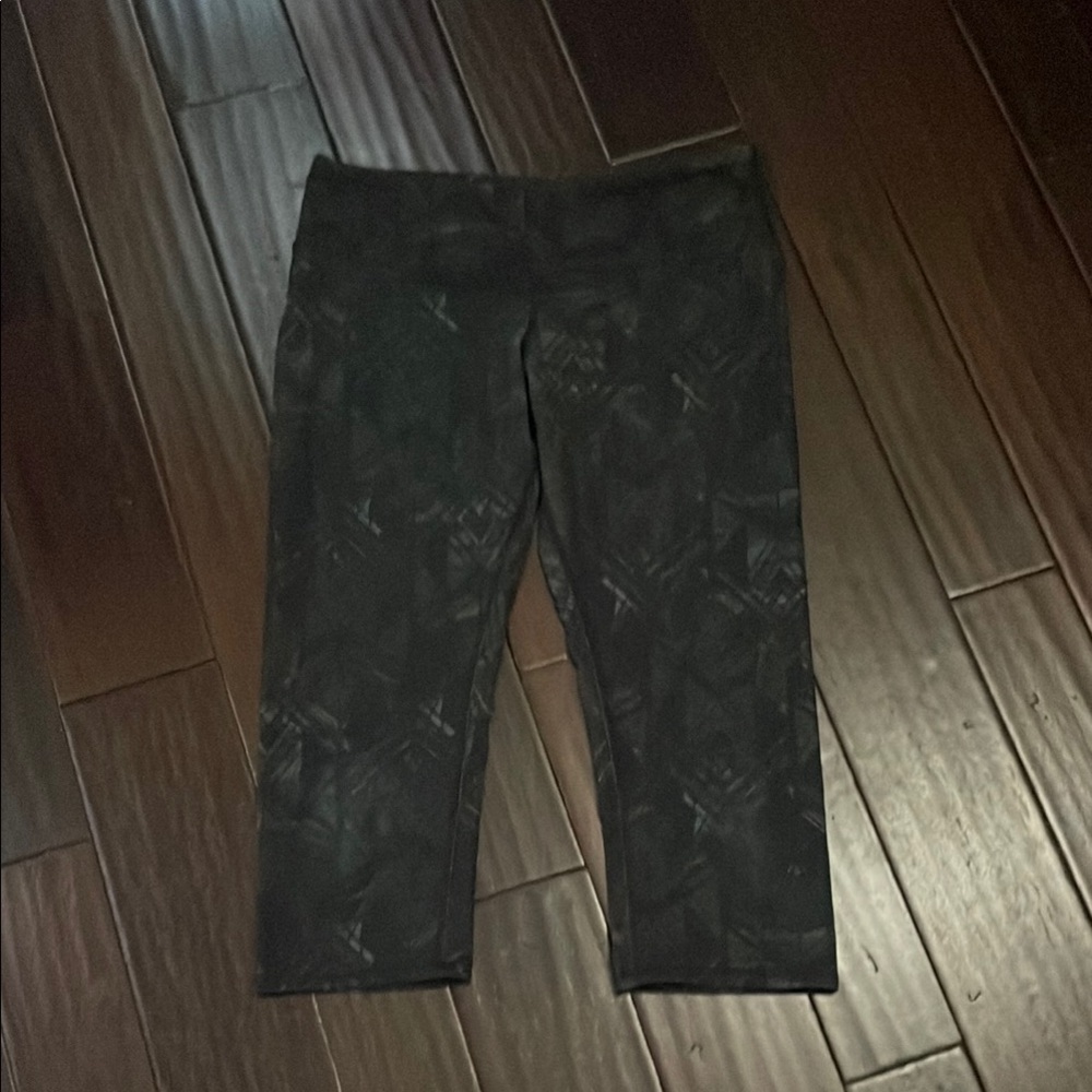 ALO Yoga Black Leggings with Cropped Fit airbrush